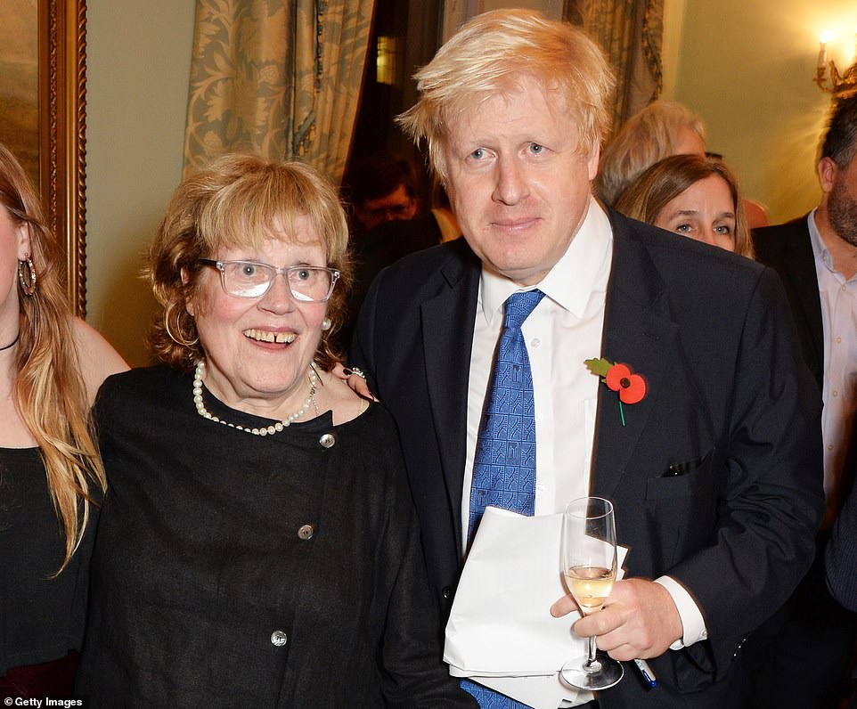 Thủ tướng Anh Boris Johnson trong bức ảnh chụp cùng mẹ.