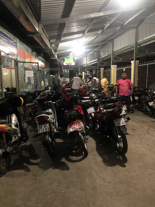 Các "quái xế" cùng tang vật