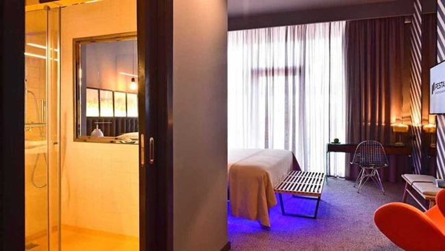 Phòng đắt nhất là CR7 Suite có giá 580 bảng/đêm.