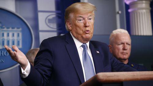 Tổng thống Trump phát biểu tại cuộc họp ngắn về phương cách ứng phó Covid-19 của chính phủ liên bang ngày 21-3. Ảnh: AP
