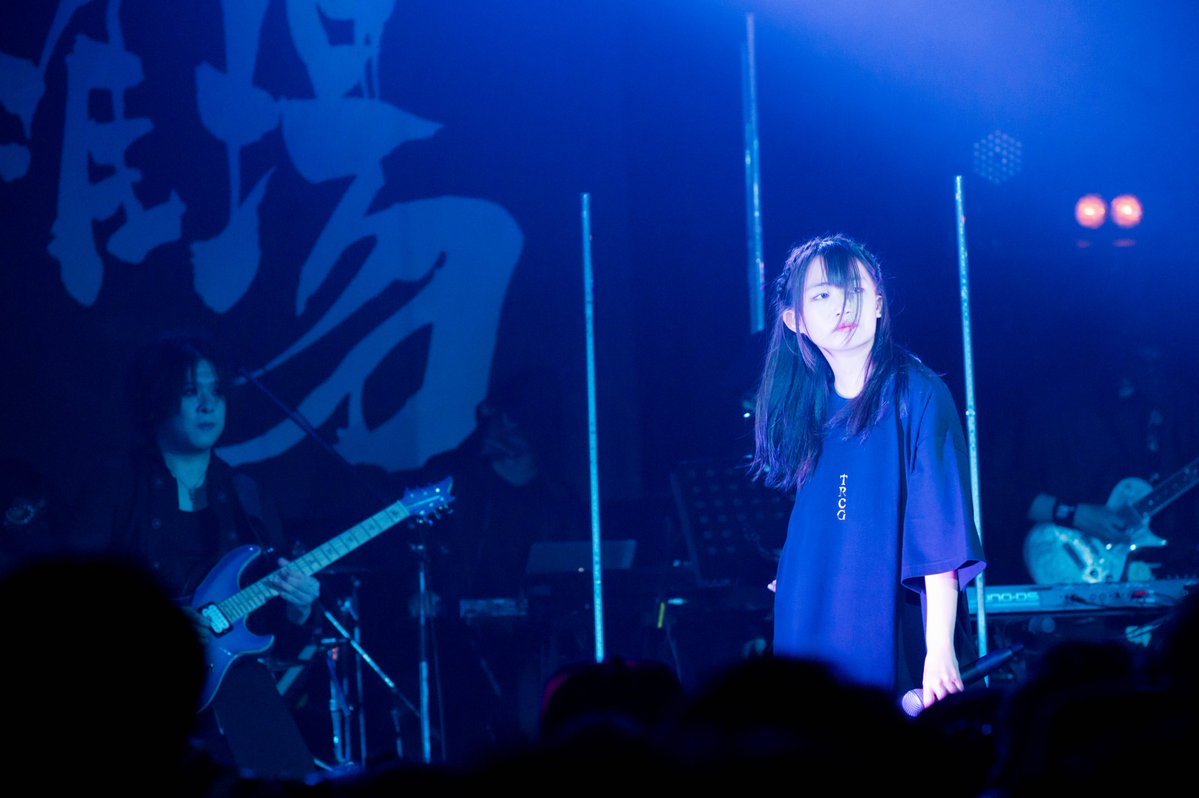 Màn thay đồ trên sân khấu của ca sĩ Nhật: Trang phục dùng sai chỗ - 3