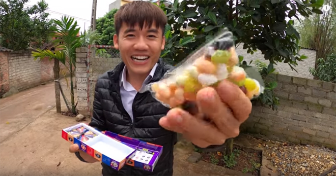 Hưng Vlog "troll" mẹ bằng món kẹo thối
