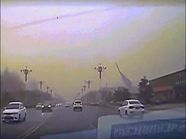 Phi thường - kỳ quặc - Mái nhà bay từ trên cao xuống đường, "càn quét" phương tiện giao thông