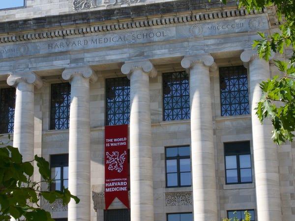 Sinh viên Đại học Harvard sẽ không trở lại trường sau kỳ nghỉ xuân. Thay vào đó, các lớp học sẽ được tổ chức trực tuyến bắt đầu từ ngày 23 tháng 3.