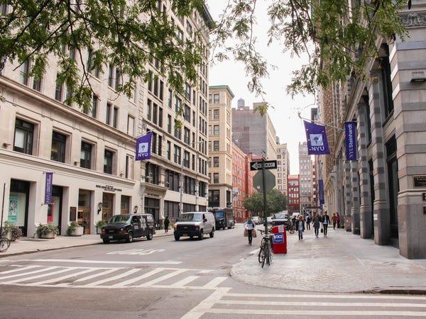 Đại học New York (NYU) đang tổ chức các lớp học trực tuyến cho đến ít nhất là ngày 27/3 và tất cả sinh viên phải chuyển ra khỏi khu nhà ở vào ngày 22/3.