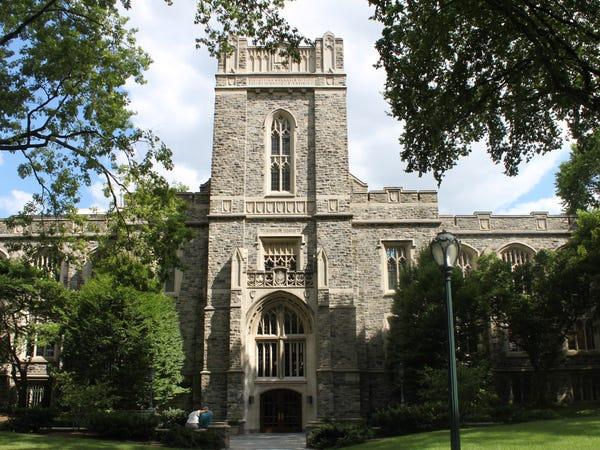 Đại học Fordham đã hủy các lớp học từ ngày 9/3, sau khi một sinh viên phát hiện ra các triệu chứng và đang được xét nghiệm, theo dõi. Các lớp học trực tuyến được bắt đầu từ ngày 11/3. 