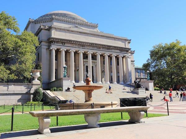 Đại học Columbia ở thành phố New York đã quyết định đóng cửa trường học, dạy online tới tới hết học kỳ này.