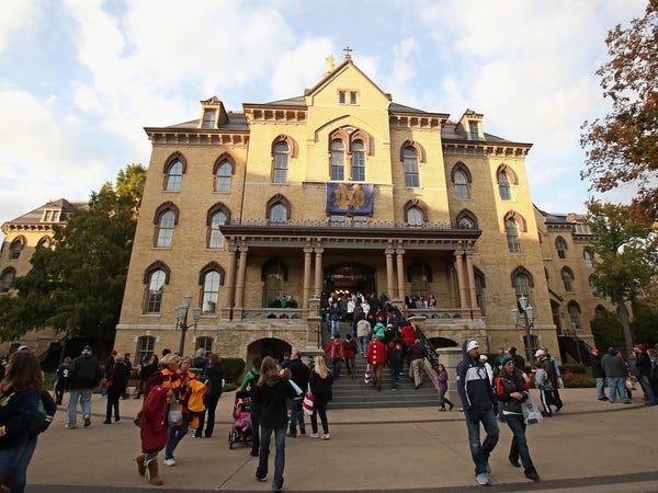 Notre Dame đã hủy tất cả các lớp học từ ngày 16/3 đến 20/3 và đang chuyển sang các lớp học trực tuyến thay cho hướng dẫn trực tiếp bắt đầu từ ngày 23/3 đến ít nhất là ngày 13/4.