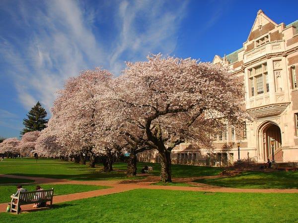 Đại học Washington tuyên bố sẽ tổ chức các lớp học trực tuyến trong phần còn lại của học kỳ sau khi một giảng viên thử nghiệm dương tính với SARS-CoV-2.