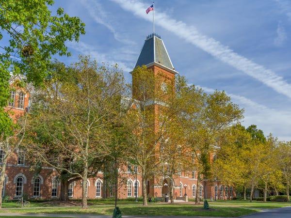 Đại học bang Ohio (OSU) đang tổ chức các lớp học trực tuyến bắt đầu từ ngày 23/3 và đang yêu cầu sinh viên chuyển ra khỏi trường vào ngày 22/3. 