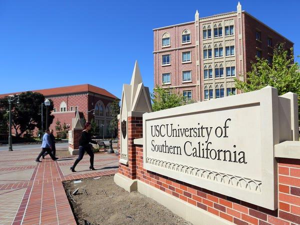 Đại học Nam California (USC) chuyển sang các lớp học trực tuyến cho đến ngày 14/4., hủy hoặc hoãn tất cả các sự kiện do trường đại học tài trợ trong phần còn lại của học kỳ.