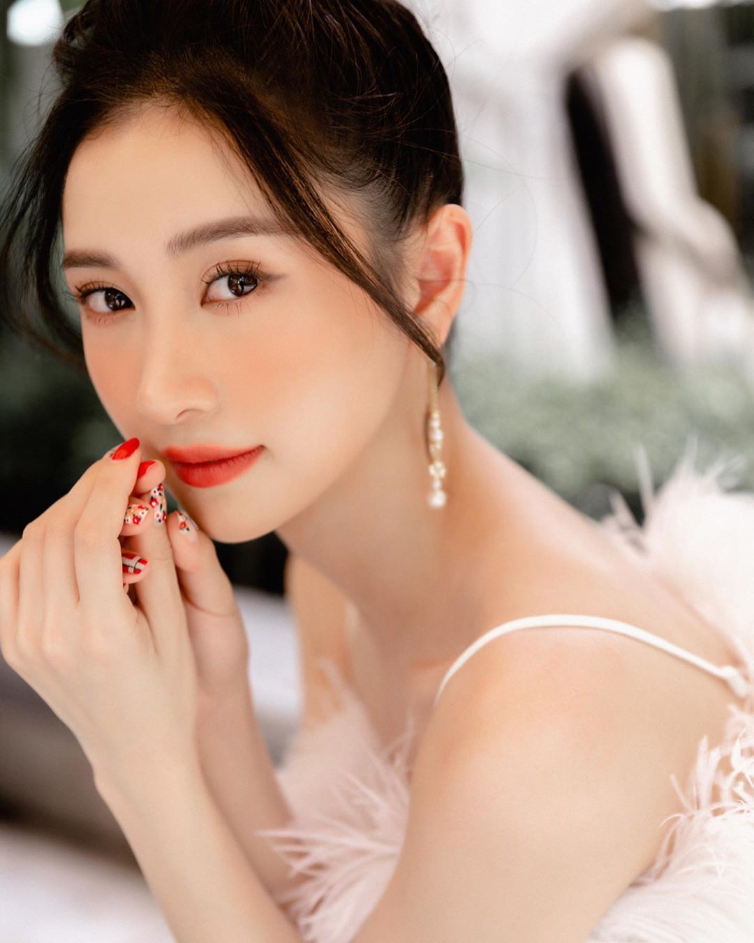Jun Vũ (tên thật: Vũ Phương Anh, sinh năm 1995) vốn được biết đến với danh xưng "hot girl trà sữa".&nbsp;Cô nàng từng gây ấn tượng&nbsp;với vai trò người mẫu ảnh trong quá khứ, nhưng&nbsp;hiện tại, 9X đã lấn sân và thành công trong diễn xuất.