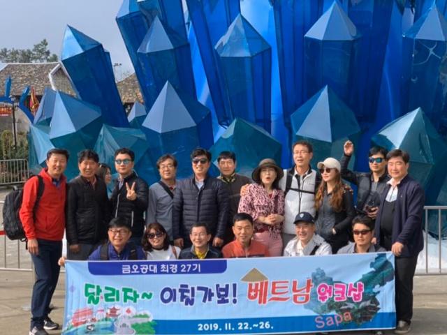 Kinh doanh - Hướng dẫn viên du lịch từ vi vu máy bay “rớt” xuống chạy grab giữa "bão" Covid-19