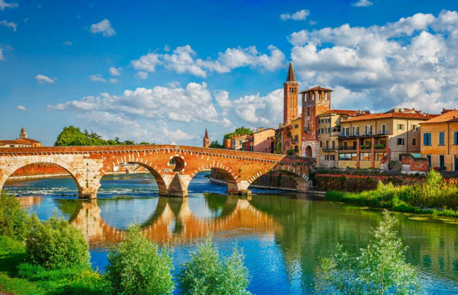 Verona, Italia: Thị trấn Verona được thành lập từ thế kỷ đầu tiên trước công nguyên và được coi là quê hương của Romeo và Juliet. Nhà hát cổ đại ở đây cũng được UNESCO công nhận là di sản thế giới.
