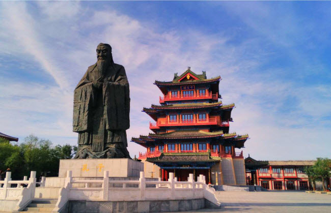Khai Phong, Trung Quốc: Khai Phong là một trong những thành phố lâu đời nhất ở Trung Quốc và được lựa chọn làm kinh đô của nhiều triều đại phong kiến. Các nhà khảo cổ học đã khai quật thấy 6 tầng văn hóa chồng lên nhau trong thời gian kéo dài 2.000 năm.
