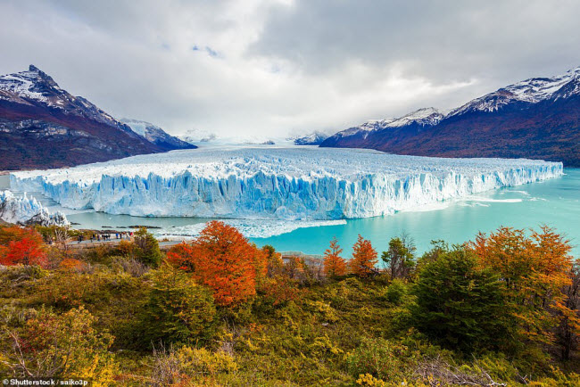 Thác Iguazú nằm trên đường biên giới giữa Argentina và Brazil. Nó bao gồm hàng trăm thác nhỏ và có chiều rộng gấp đôi thác Niagara.
