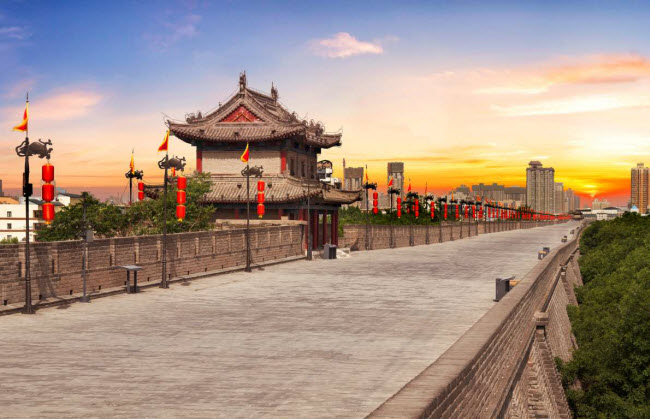 Tây An, Trung Quốc: Tây An là một trong những thành phố cổ lớn nhất ở Trung Quốc, với niên đại hơn 3.000 năm và là điểm khởi đầu của Con đường tơ lụa huyền thoại. Thành phố nổi tiếng với bức tường thành 600 năm tuổi và đội quân đất nung 2.200 năm tuổi. Ngày nay, Tây An trở thành  trung tâm công nghiệp, giáo dục và văn hóa của vùng.
