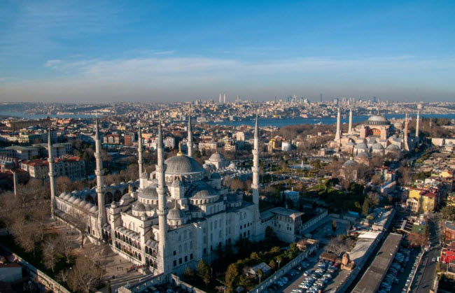 Istanbul, Thổ Nhĩ Kỳ: Với dân số 15 triệu người, Istanbul hiện là thành phố lớn nhất ở Thổ Nhĩ Kỳ với niên đại từ năm 638 trước công nguyên. Istanbul ban đầu là thành phố Byzantium của Hi Lạp, sau đó được đổi tên thành Constantinople trong thời kỳ La Mã hay Dersaadet dưới đế chế Ottoman. Thành phố nổi tiếng với nhiều di tích cổ như Vương cung thánh đường Hagia Sophia, sân vận động Hippodrome, cầu cạn Valens Aqueduct,…

