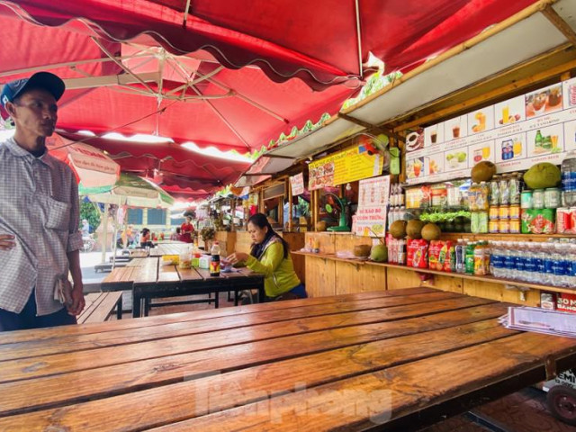 Thị trường - Tiêu dùng - Phố hàng rong Sài Gòn "bám trụ" giữa mùa dịch Covid-19