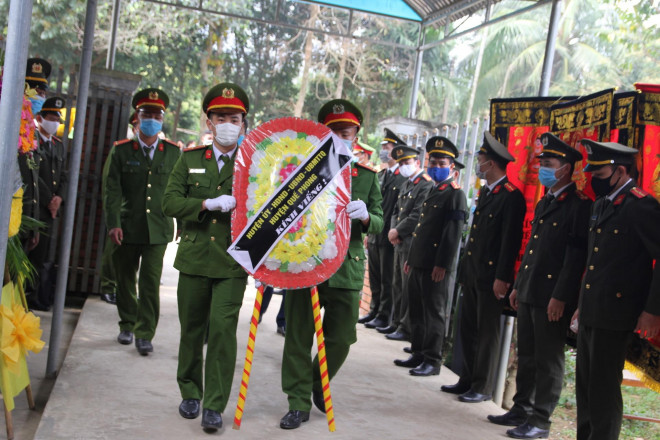 Đại diện các cơ quan, đoàn thể đến chia buồn với gia đình.