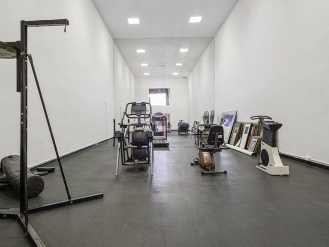 Trong nhà có phòng tập gym và phòng khiêu vũ