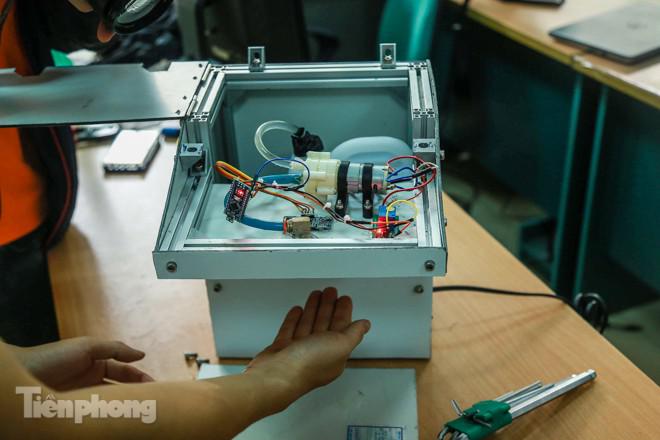 Phòng Covid-19, sinh viên Bách Khoa chế thành công máy rửa tay diệt khuẩn tự động - 3