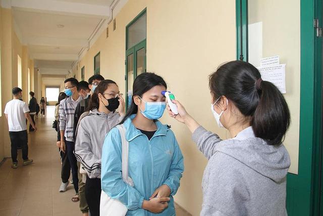 Mọi sinh viên đại học Y dược Hải Phòng trước khi vào lớp đều phải kiểm tra thân nhiệt. Ảnh: Báo Gia đình & Xã hội.
