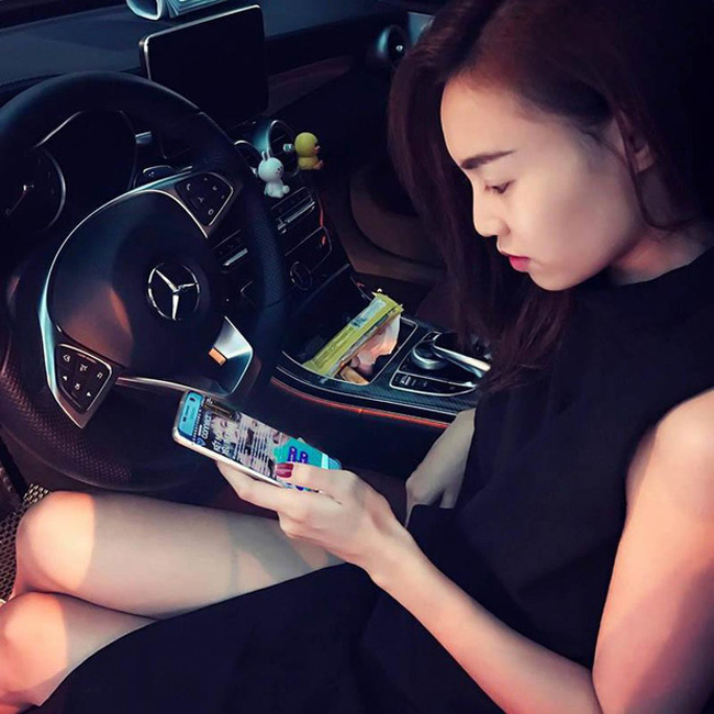 Người đẹp còn sắm xế sang hàng tỷ đồng để tiện đi lại.