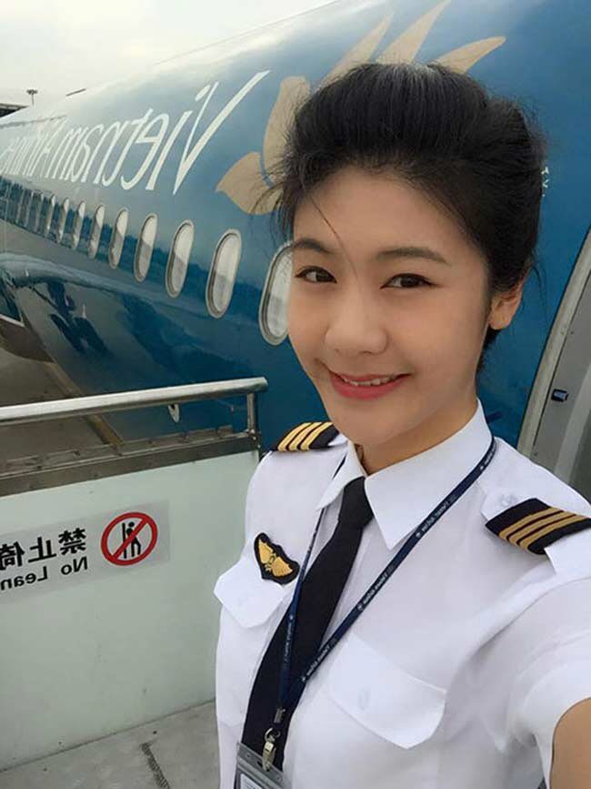 Huỳnh Lý Đông Phương (sinh năm 1987) xinh đẹp trong bộ trang phục của nữ phi công.