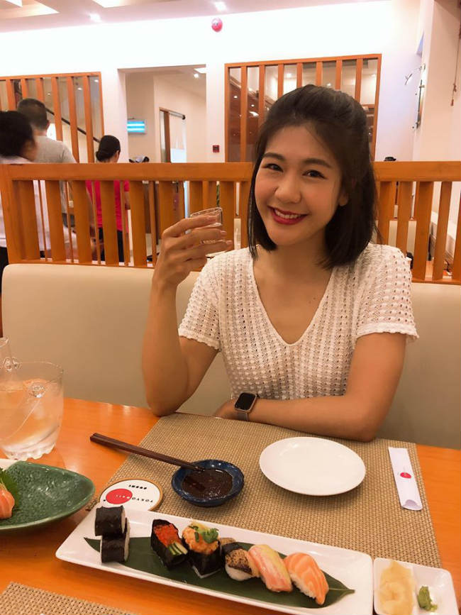 Nữ phi công xinh đẹp này&nbsp;từ xưa tới nay luôn&nbsp;trung thành với phong cách thời trang &#34;kín cổng cao tường&#34;, hiếm khi người ta thấy cô ăn mặc hở bạo.