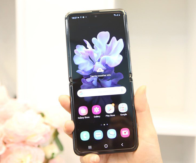 Galaxy Z Flip được đánh giá cao ở thiết kế cổ điển, nhưng thời trang - 1