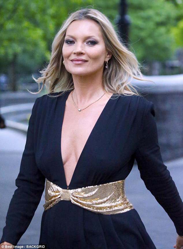 Siêu mẫu Kate Moss diện suit đen quyền lực - 4