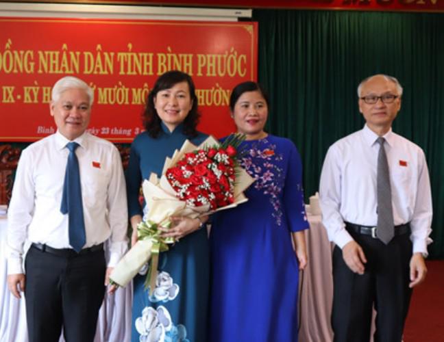 Bà Huỳnh Thị Hằng (cầm hoa) được bổ nhiệm giữ chức Chủ tịch HĐND tỉnh Bình Phước