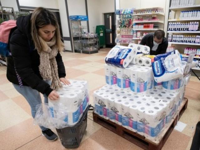 Thế giới - Cơn "cuồng" tích trữ giấy vệ sinh của dân Anh và hậu quả “rợn người”