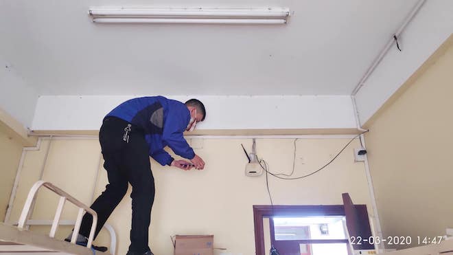 Không chỉ mang tới một chỗ để ở, các cán bộ kỹ thuật viên còn kiểm tra từng bóng đèn, chiếc quạt và lắp đặt, nâng cấp đường truyền internet phục vụ người cách ly.