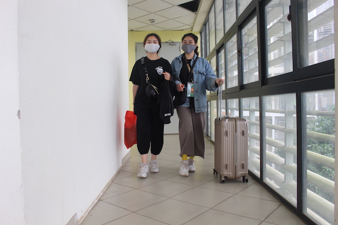 Sinh viên rời phòng&nbsp;sau khi dọn dẹp xong&nbsp;để nhường lại cho người cách ly vào ở trong những ngày tới.