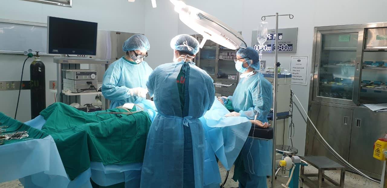 Bác sĩ BV Nhiệt đới Trung ương cứu sống cô gái vỡ ruột thừa khi đang cách ly - 1