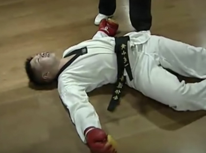 Huang Xiaolong ngất sau 7 giây thượng đài