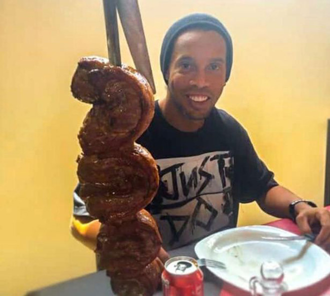 Ronaldinho nhận được xiên thịt nướng cỡ lớn từ các bạn tù ở Paraguay khi vừa đón sinh nhật tuổi 40 ở nơi "đất khách quê người"