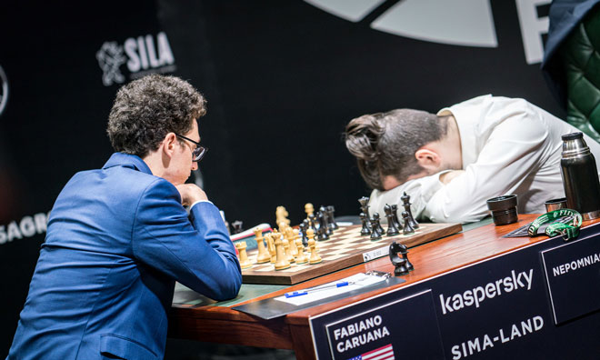 Ian Nepomniachtchi (phải) ngủ 5 phút khi thi đấu ván 4 với Fabiano Caruana (trái)