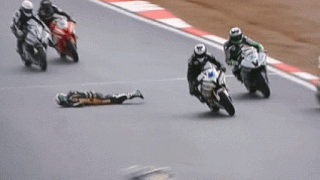 Video: Thót tim cảnh môtô đẹn vào “đối thủ” ngã lăn trên đường đua - 1