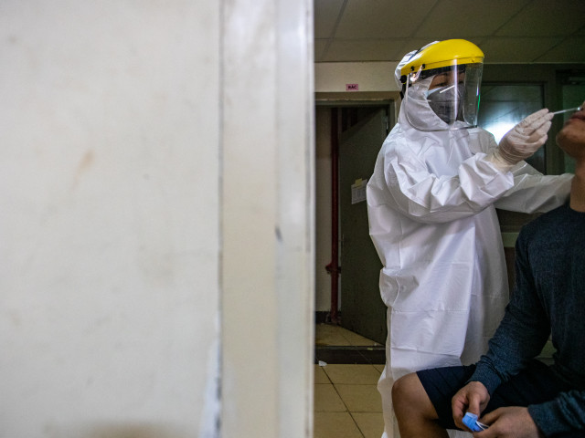 Tin tức trong ngày - Cận cảnh quy trình lấy mẫu xét nghiệm Covid-19