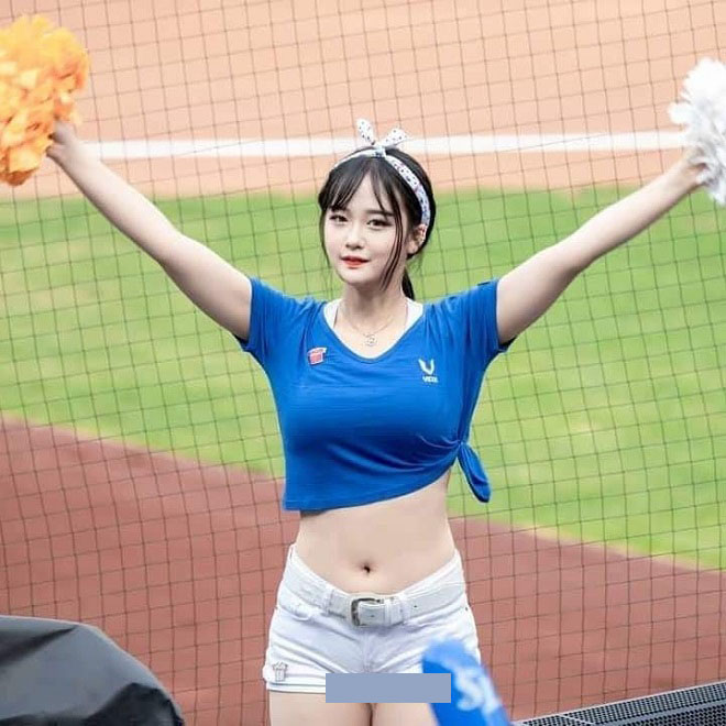 Hoạt náo viên Hàn Quốc xinh đẹp mắc lỗi vô duyên vì quần quá bó trên sân vận động - 1