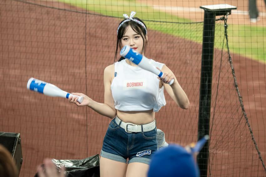 Hoạt náo viên Hàn Quốc xinh đẹp mắc lỗi vô duyên vì quần quá bó trên sân vận động - 4