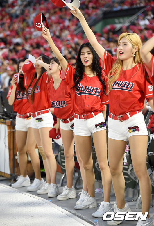 Hoạt náo viên Hàn Quốc xinh đẹp mắc lỗi vô duyên vì quần quá bó trên sân vận động - 7