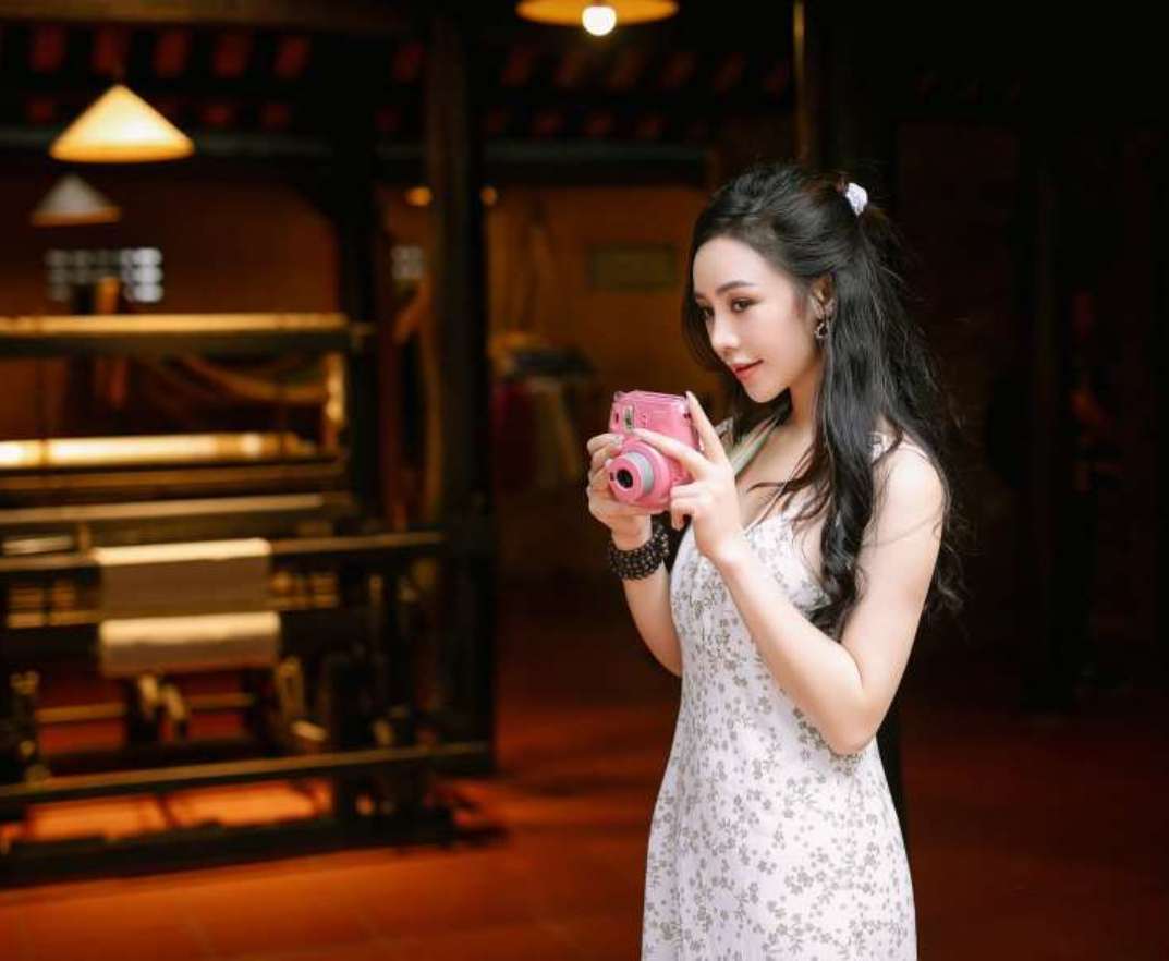 "Em gái Lan Cave" ngại ngùng vì cảnh nóng, bạn diễn nam xài chiêu bất ngờ - 5