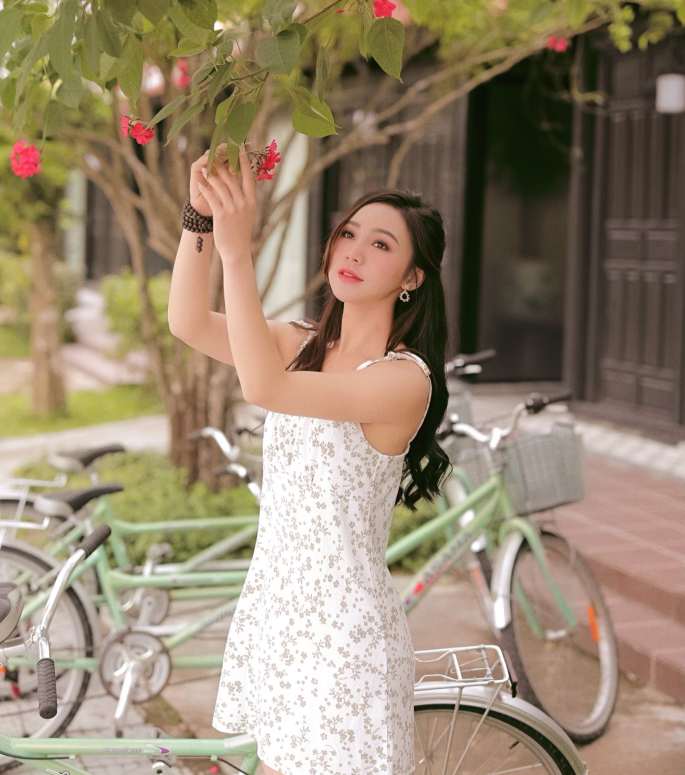 "Em gái Lan Cave" ngại ngùng vì cảnh nóng, bạn diễn nam xài chiêu bất ngờ - 4