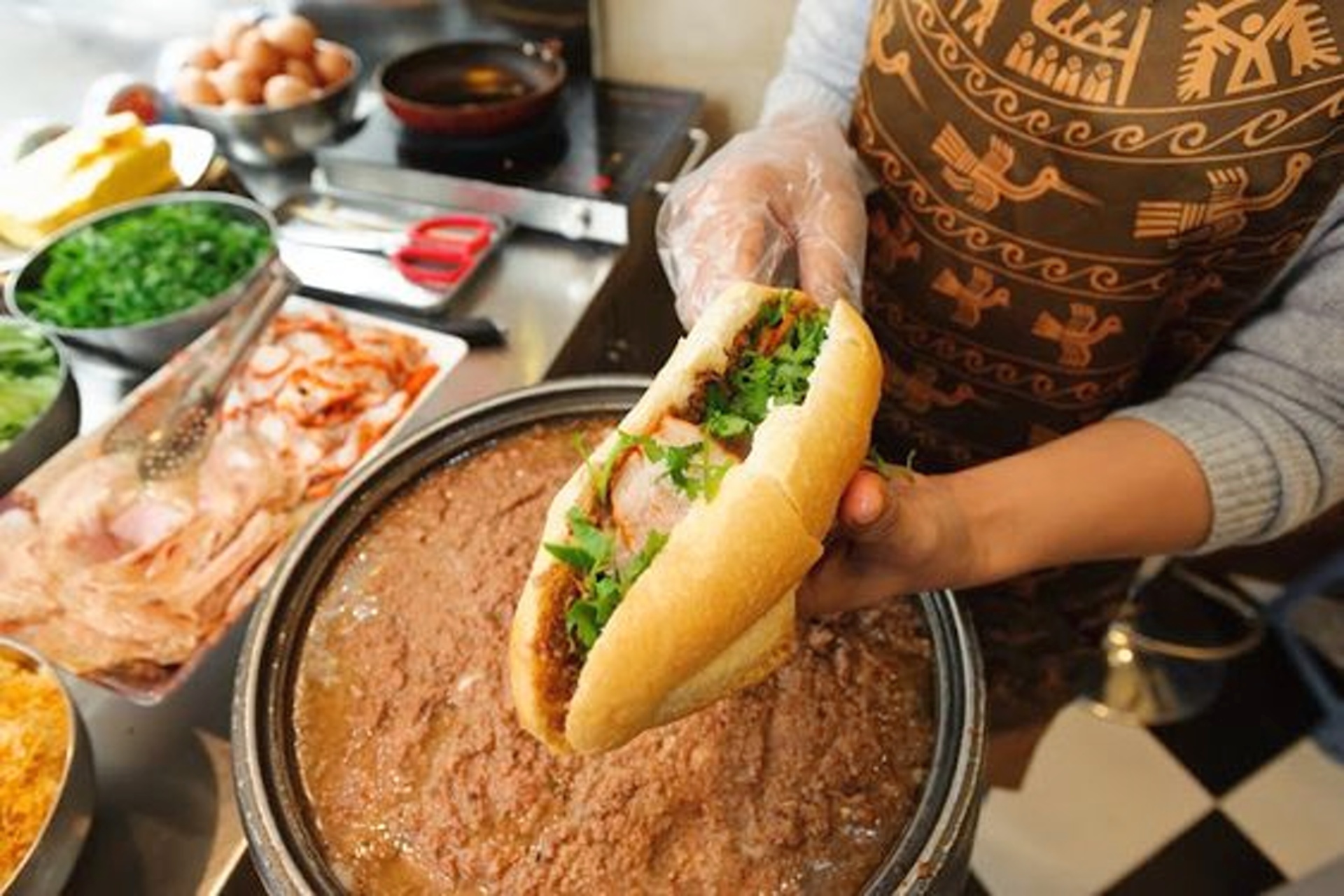 Bánh mì kẹp Việt Nam đạt được nhiều thành tích ấn tượng trong giới phê bình&nbsp;ẩm thực quốc tế (ảnh: Zestravels)