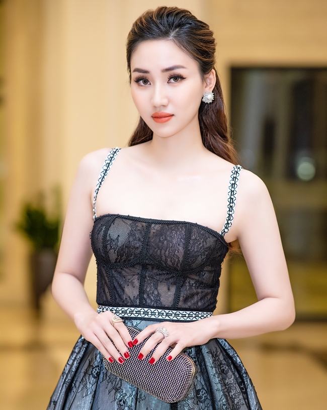 Thỉnh thoảng, người đẹp 9X mới tham gia một vài sự kiện với phong cách sexy. Lối trang điểm sắc sảo, mặn mà giúp Ngô Trà My ghi điểm với giới truyền thông.