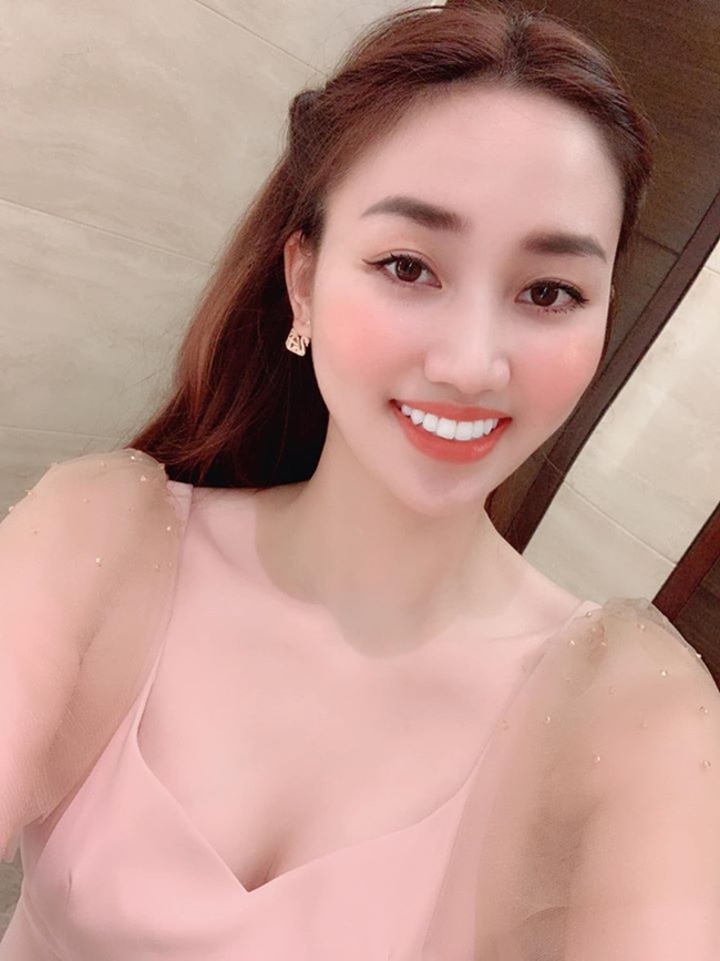 Cận cảnh nhan sắc tươi trẻ, quyến rũ của Á hậu. Rời xa ánh hào quang showbiz, Ngô Trà My tận hưởng cuộc sống êm đềm, yên ấm bên gia đình.